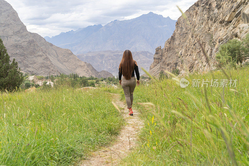 一名巴基斯坦女游客在喀喇昆仑高山上旅游。巴基斯坦skardui - gilgit的自然景观背景。在假期旅行。人们的生活方式。
